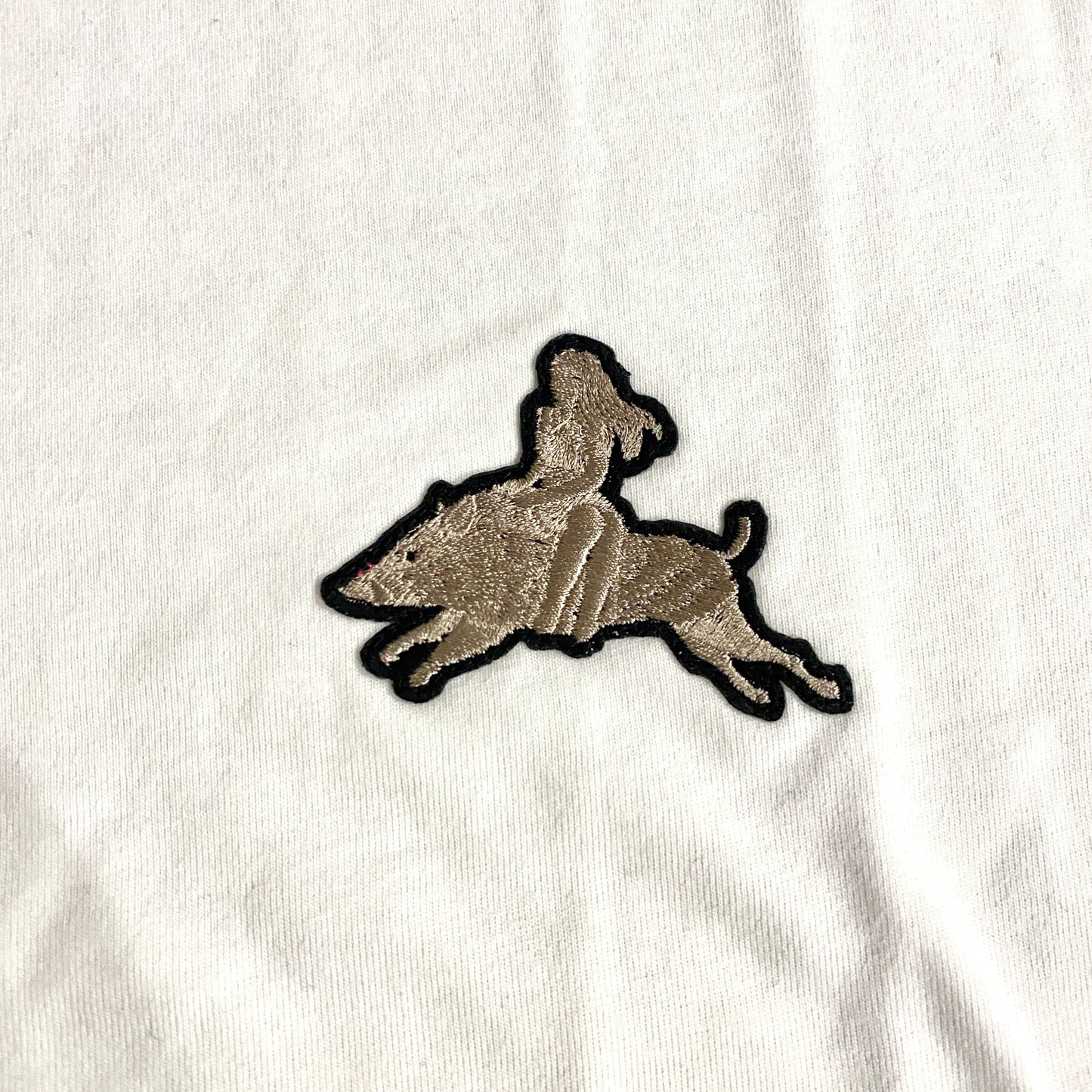 フレイヤとヒルディスヴィーニ の刺繍Tシャツ
