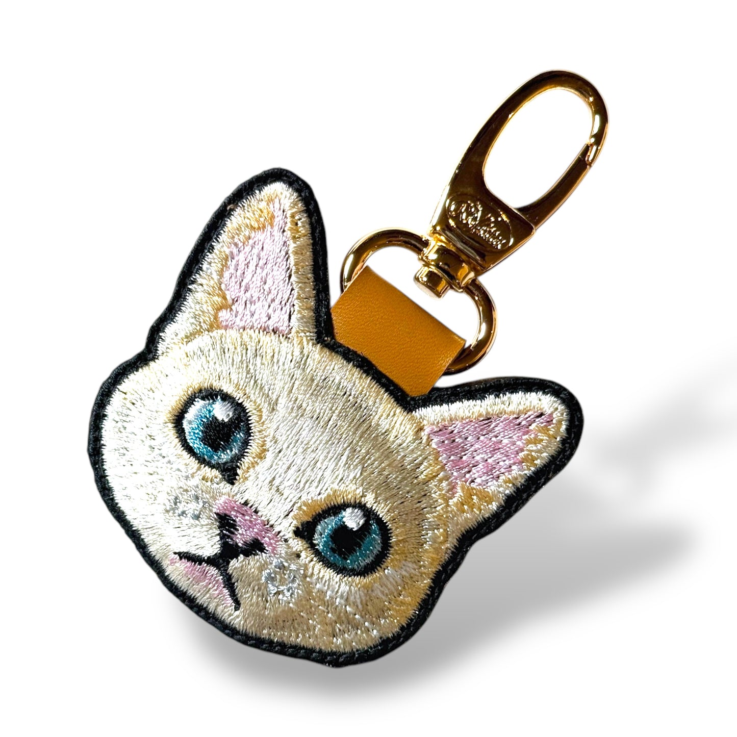 シロネコの刺繍ワッペン