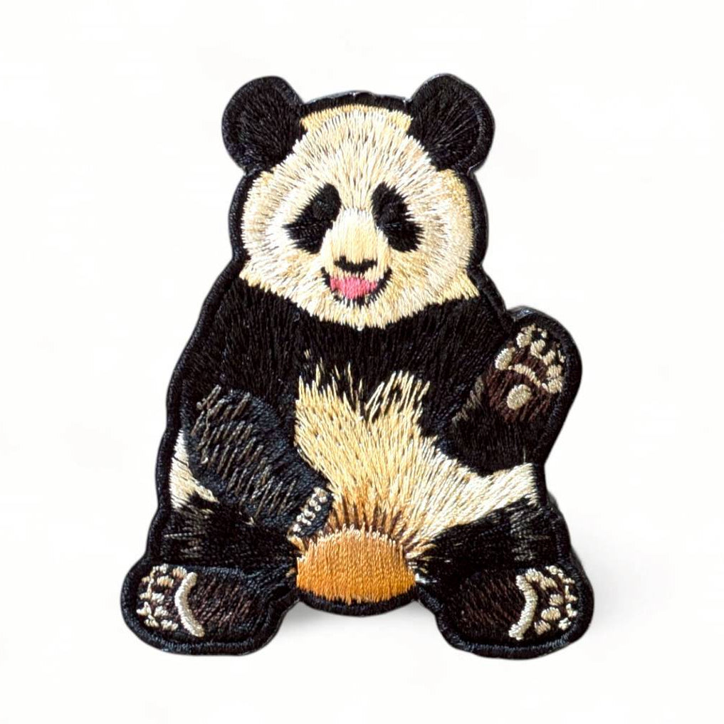 ジャイアントパンダのおすわり刺繍ワッペン