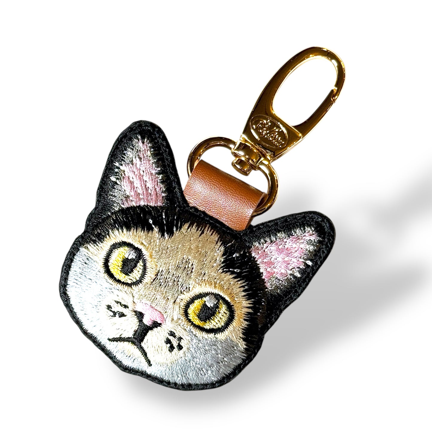 ハチワレネコの刺繍ワッペン
