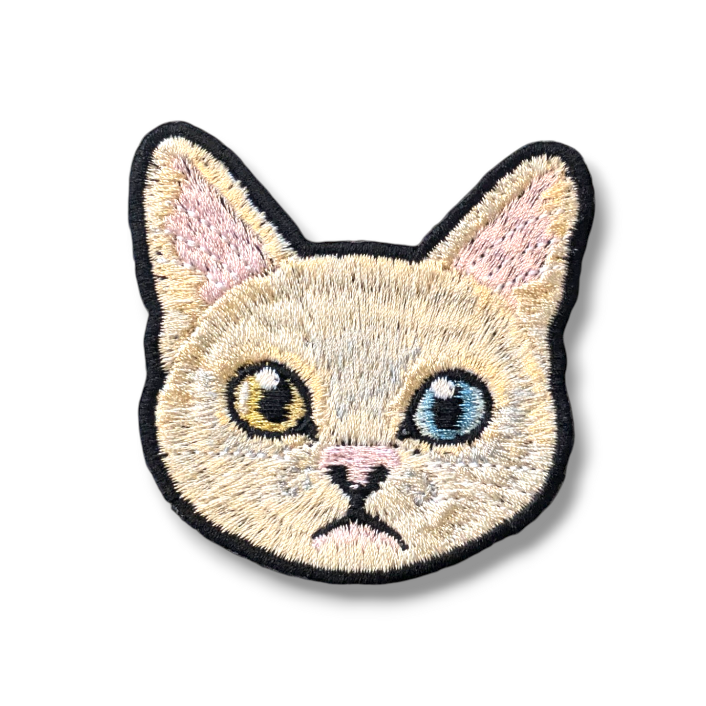 シロネコの刺繍ワッペン