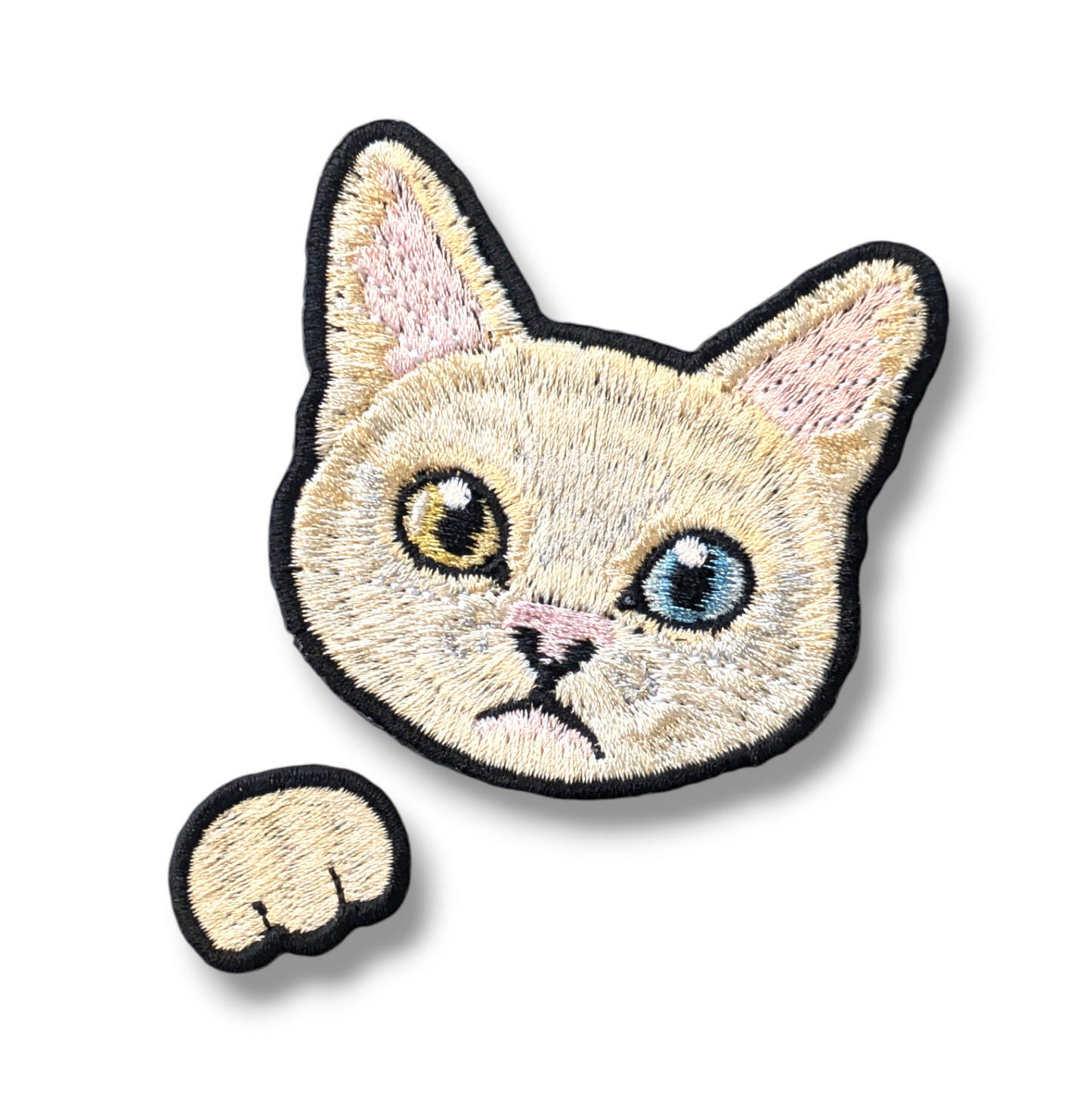 シロネコの刺繍ワッペン
